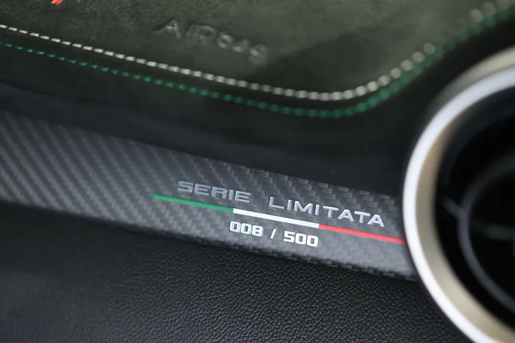 驗明正身，限量編號讓新車更有價值。翁玉信攝