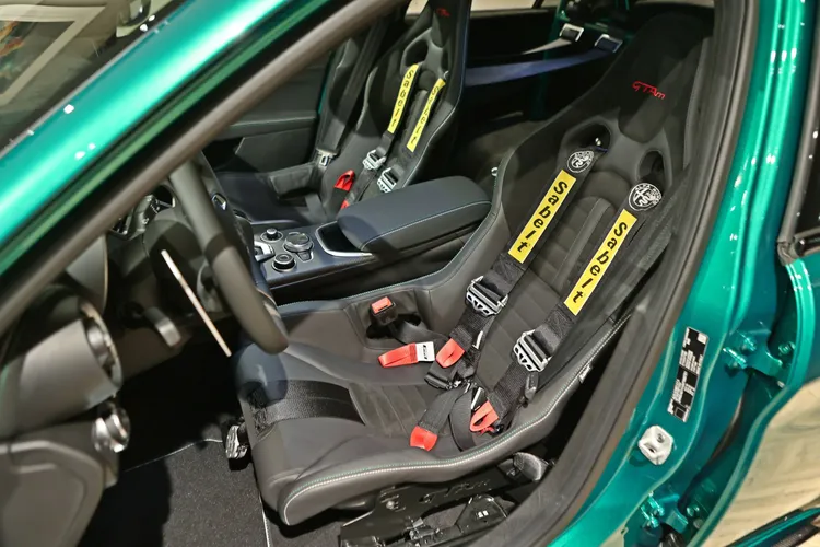 輕量化賽車椅搭配六點式安全帶。翁玉信攝