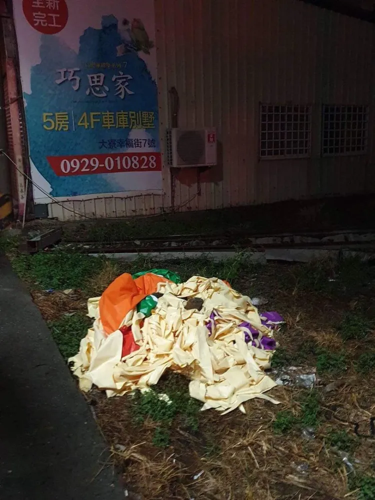 OPEN醬被發現成了一坨「愛的破醬」殘骸。翻攝臉書高雄點