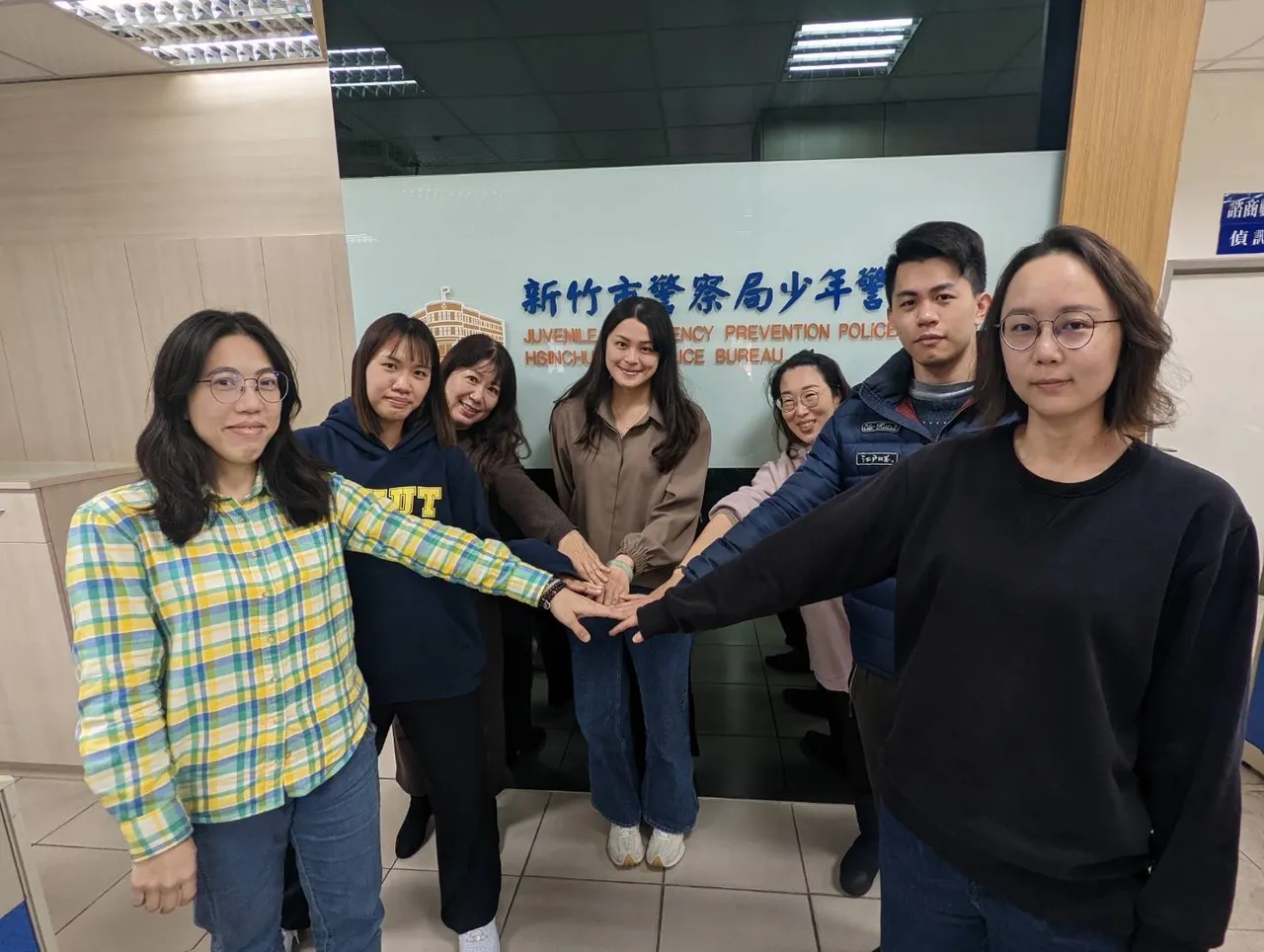 新竹市警察局長郭士傑提醒,家長若發現子女有曝險或偏差行為,皆可向警察局少年隊或新竹市少年輔導委員會求助。新竹市警察局提供
