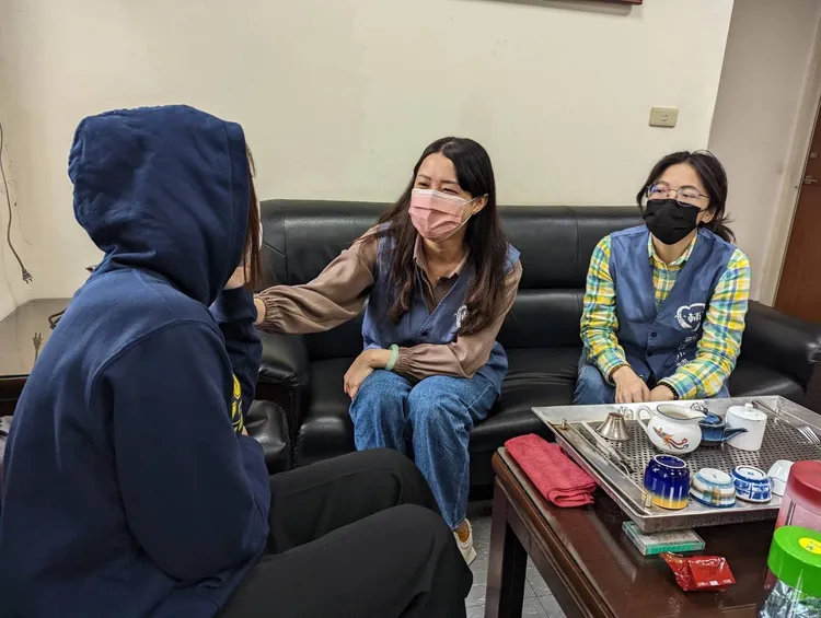 小辰媽媽來到新竹市警察局少年隊尋求協。新竹市警察局提供