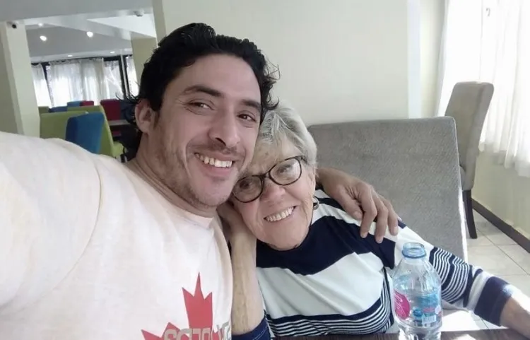 83歲阿嬤瓊絲表示，她與小46歲的鮮肉老公激情雖少，愛情仍在。翻攝Facebook/Iris Jones