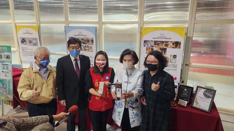 「Teaspresso的飲茶新革命」，把原本用在膠囊濃縮咖啡的技術，應用在茶葉萃取上，研發可分解的茶葉膠囊，讓品茗同時也能做環保。縣府提供