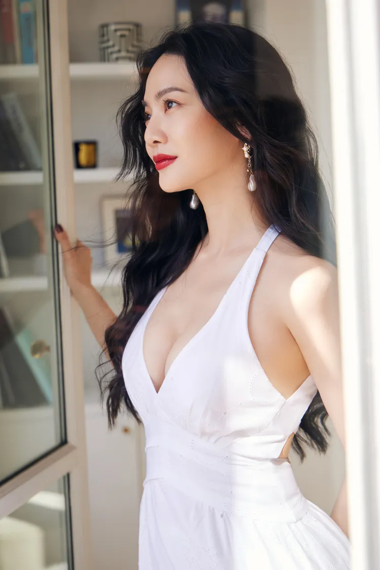 穿性感開襟洋裝漫步巴黎引騷動。華研國際提供