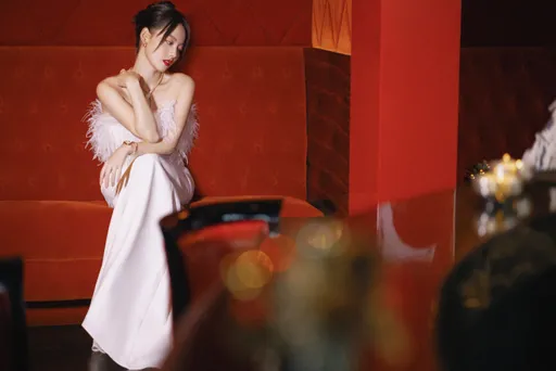 「最美妃子」時尚腳步神快 1咖包拎出跨年與新春造型味