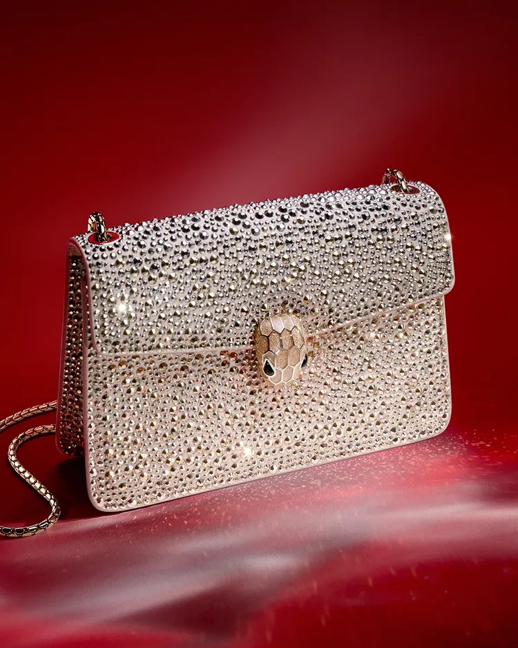 寶格麗針對農曆新春推出Serpenti Forever沙漠玫瑰色水晶包款，以閃亮水晶呼應新年的喜氣。品牌提供