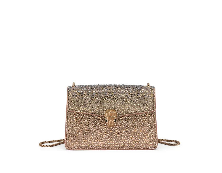 Serpenti Forever沙漠玫瑰色水晶肩背包新年款，約12萬900元。品牌提供 