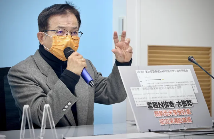 藍委賴士葆認為，過去發3倍券、5倍券行政成本嚴重，應該直接發現金。林林攝