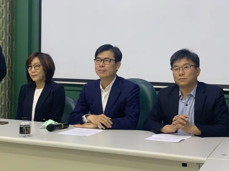 管碧玲大力讚揚陳其邁（中）。吳慧芬攝