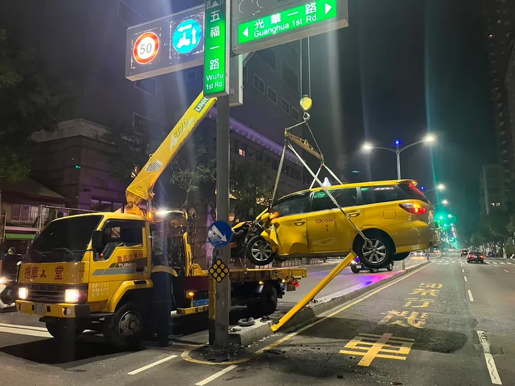 計程車自撞，車頭嚴重受損。讀者提供