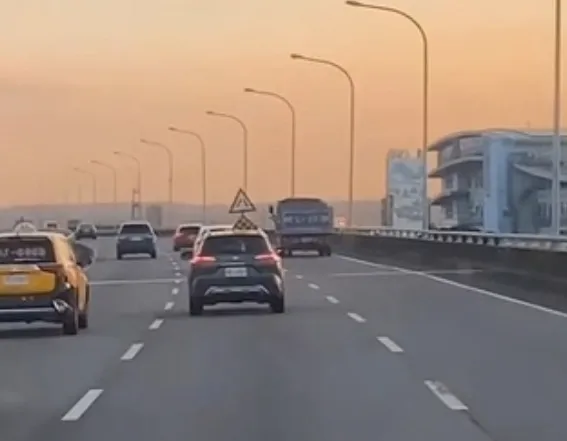 影片拍錄路段疑為台中市南屯區環中路台中漁市場附近的台74線快速道路。翻攝爆廢公社