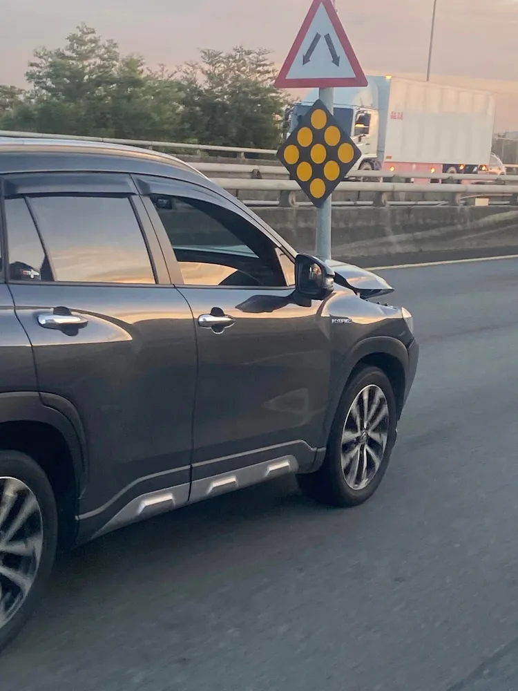 號誌牌插在休旅車引擎蓋右前側。翻攝爆廢公社