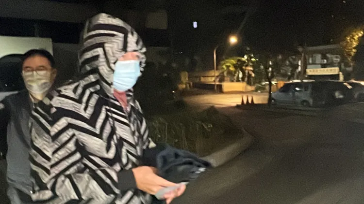 黃子亮凌晨2時許移送士林地檢署複訊。陳彩玲攝