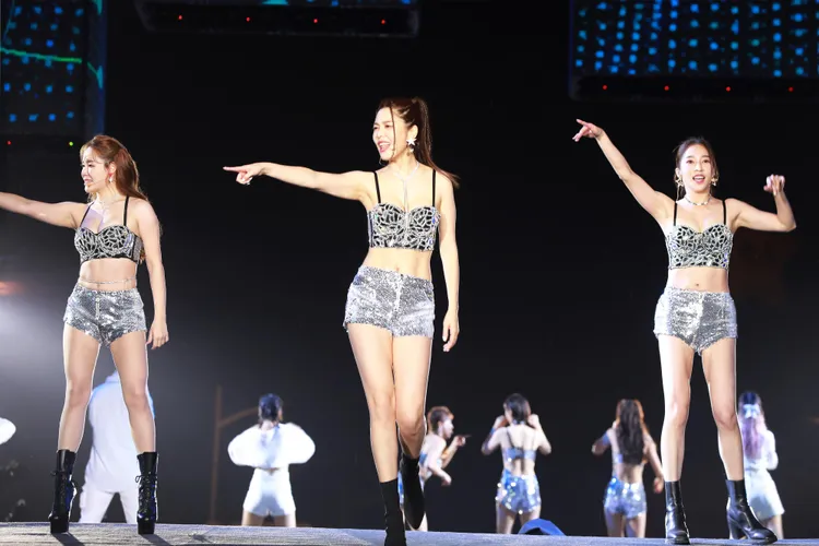 白家綺帶領「PT Girls」熱舞。