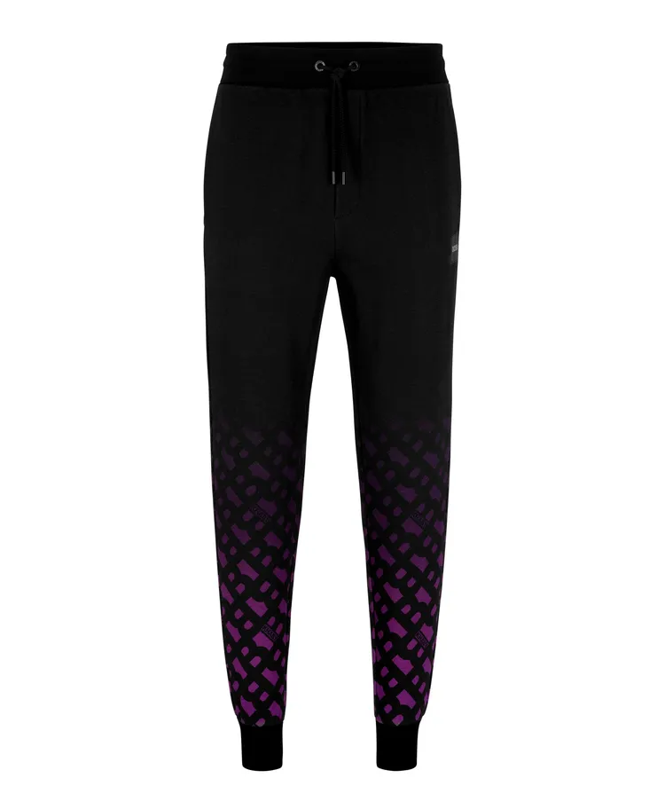 BOSS x Khaby聯名系列B-monogram印花運動長褲，8900元。品牌提供