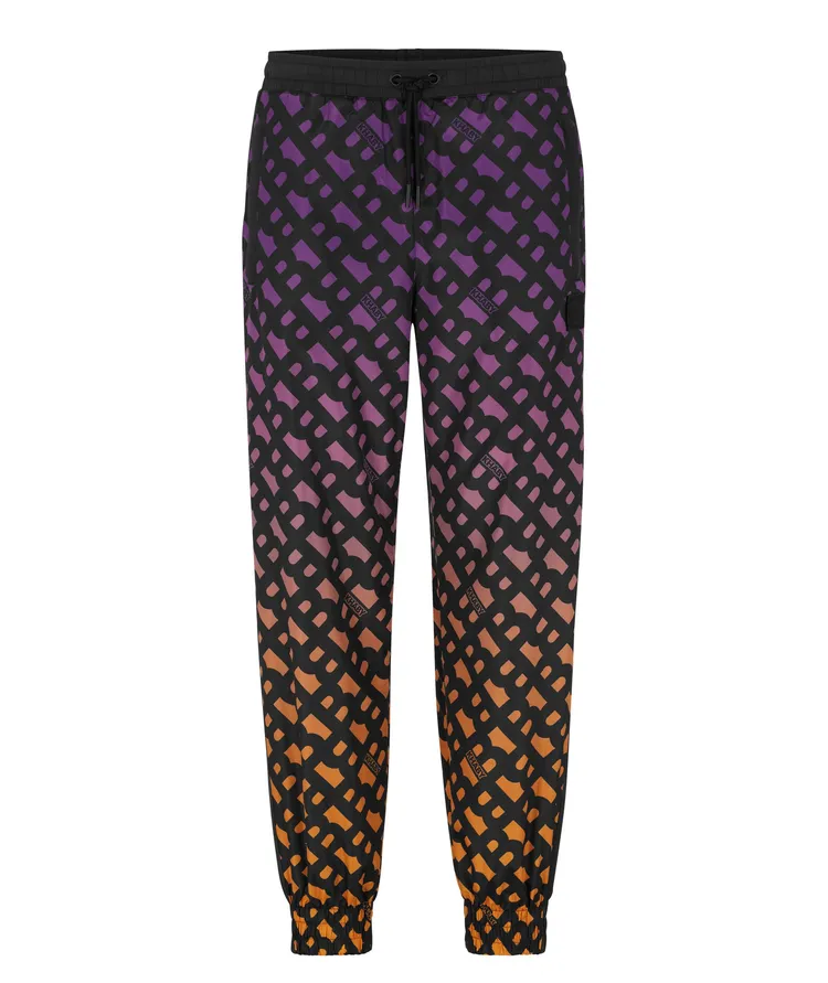 BOSS x Khaby聯名系列漸層B-monogram印花運動長褲，1萬900元。品牌提供