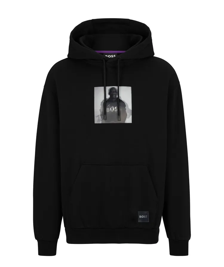 BOSS x Khaby聯名系列3D照片連帽衫，8900元。品牌提供