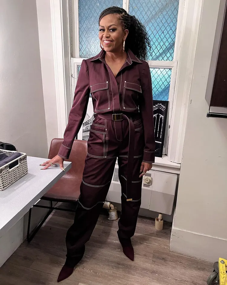 蜜雪兒的御用造型師Meredith Koop在接受時尚雜誌《VOGUE》訪問時，透露了這位前第一夫人目前對穿搭造型不僅接受度更廣，且主要取決於穿著時的舒適度。翻攝meredithkoop IG