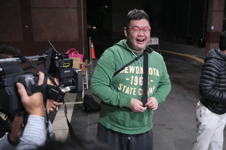 網路紅人四叉貓現身北檢幫媒體送宵夜。陳志淵攝