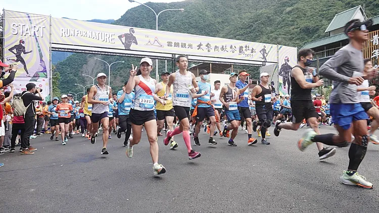 太魯閣峽谷馬拉松吸引1萬4千名跑友在峽谷奔馳。王文傑攝