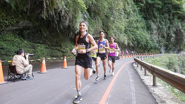 天然峽谷氣候涼爽，跑友大口呼吸芬多精直呼好爽。王文傑攝