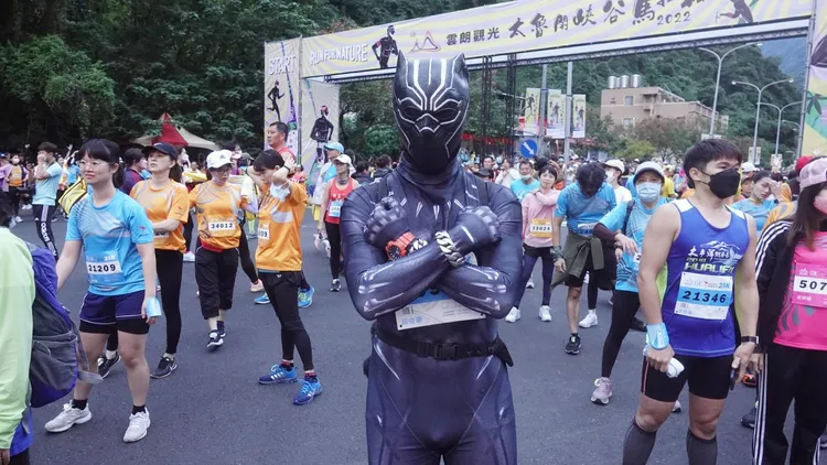 有跑友扮成黑豹戰士希望世界和平大家健康。王文傑攝