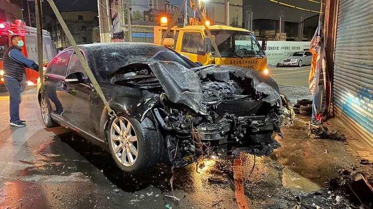 整起車禍共釀3輕傷，警消獲報趕抵協助滅火後，可見賓士車頭嚴重毀損情形。民眾提供