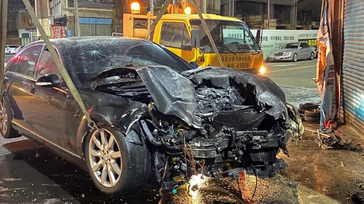 撞擊猛烈造成賓士車引擎室嚴重毀損，車頭起火燃燒。民眾提供