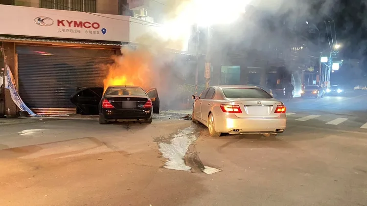 監視器拍下兩車對撞後，約9秒鐘時間賓士車頭起火燃燒。民眾提供