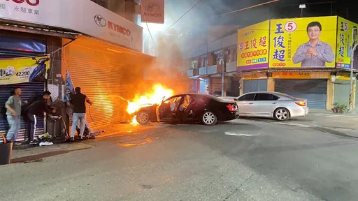 名車路口對撞起火釀3傷！烈火逃生影片曝光　店家提水管搶救