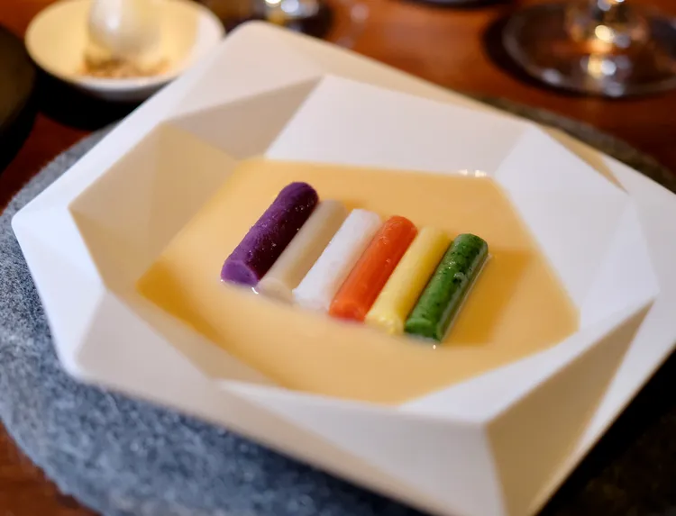 「《創意》蔬菜湯/ 野菜蠟筆/ ⽶油」是在闡述青森當地會以米糠和收穫時被丟棄的野菜作成蠟筆，Chef Andre則以多種蔬菜來製作，營造天然色澤。葉盛耀