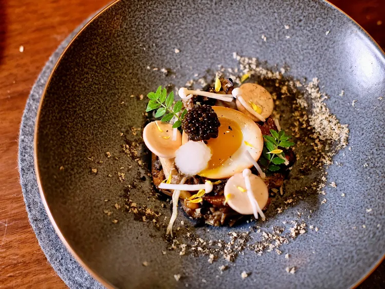 「《文化》堅果, 核桃, 菇類/ 野⽣kinoko / 燻制, 炭化」以多種蕈菇佐配醬漬蛋，更有多重風味，外觀雅致迷人。葉盛耀攝