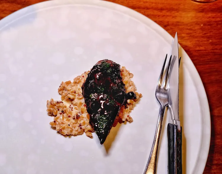 「《工藝》⿊醋栗/⼩錦刺繡/ 鹽麴⽜」上頭深色的醬汁是黑醋栗等製成，以此訴說當地會以天然黑醋栗來染色小錦刺繡此工藝。葉盛耀攝