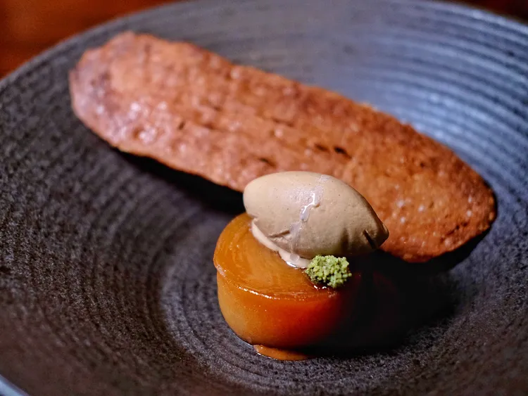 「《生活》BUNACO/ 樹- 水- 蘋果- 炭- 咖啡」無疑是道工序極精細的甜點，蘋果片圈成的樹輪，搭著蝴蝶酥、苦甜滋味的冰淇淋，風味香醇。葉盛耀攝