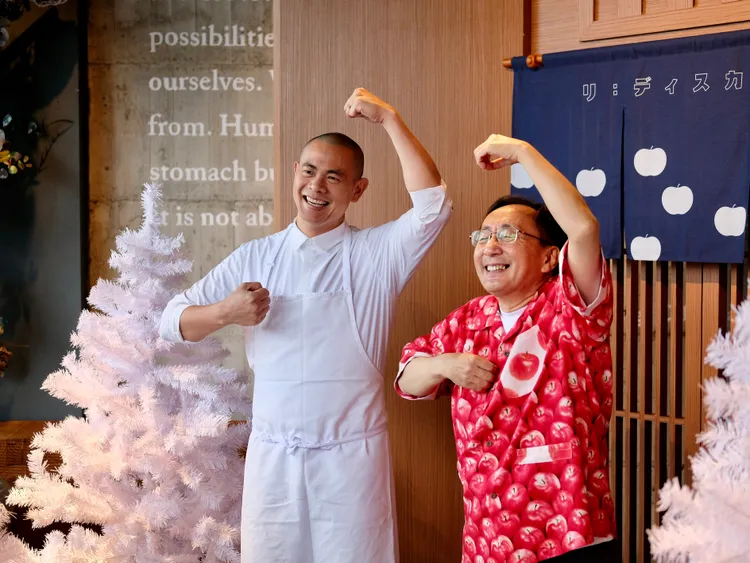 江振誠Chef Andre(左)與活潑熱情的青森縣知事 三村申吾，一同推動一年僅一期的「青森週」。葉盛耀攝