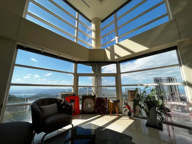 新居的無敵窗景讓李明川心情大好。翻攝自李明川臉書