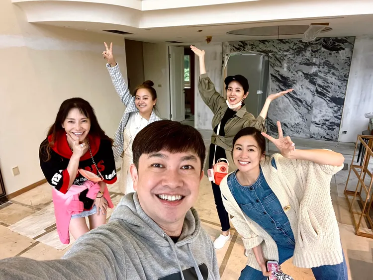 先前李明川改造新居期間，曾開玩笑說，「逼女明星去監工？（誤）」。翻攝自李明川臉書