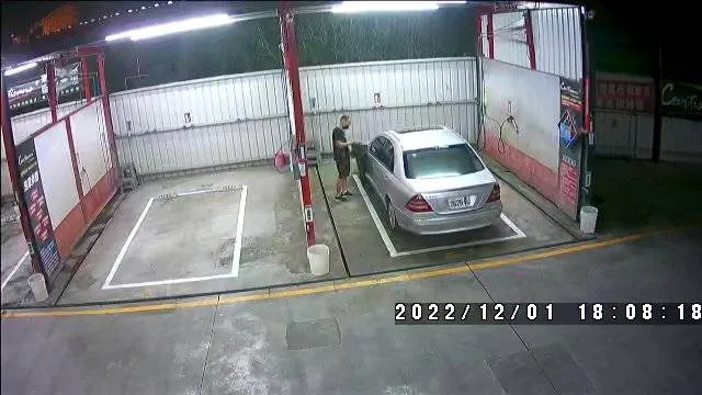 竊賊駕駛懸掛註銷車牌的賓士車犯案。民眾提供