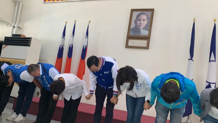 盧秀燕與國民黨主席等人深深一鞠躬感謝黨員同心打贏九合一選戰，也期許自己「好還要更好」來回報選民的肯定與支持。曾雪蒨攝