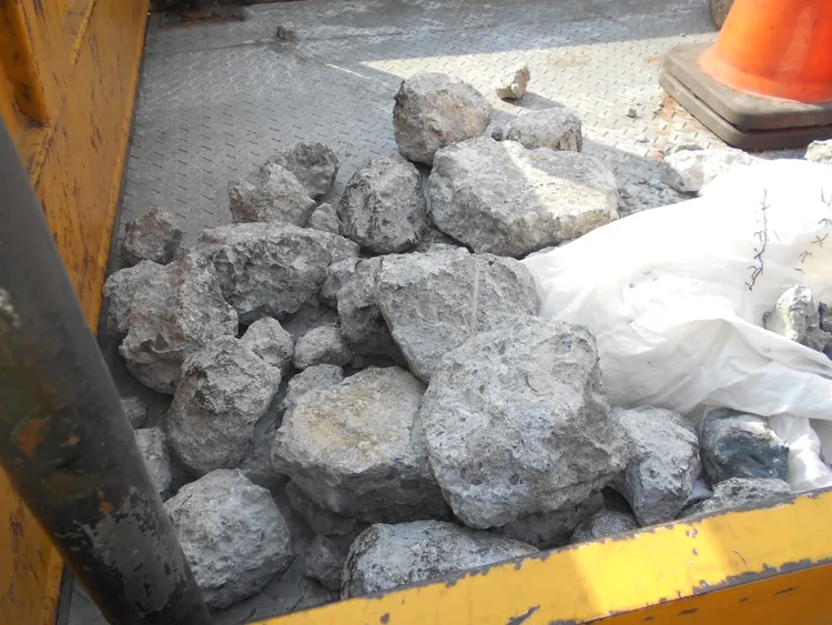 砂石車掉落的石塊相當大。讀者提供