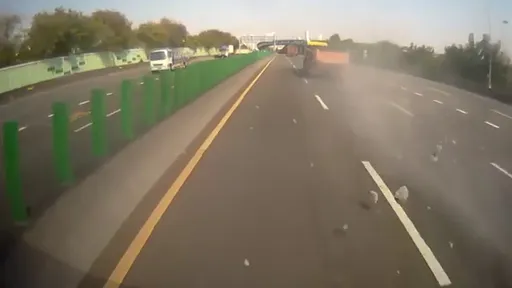 國1小港段大車車斗突開噴石頭 「像霰彈槍」8車被打到虛累累