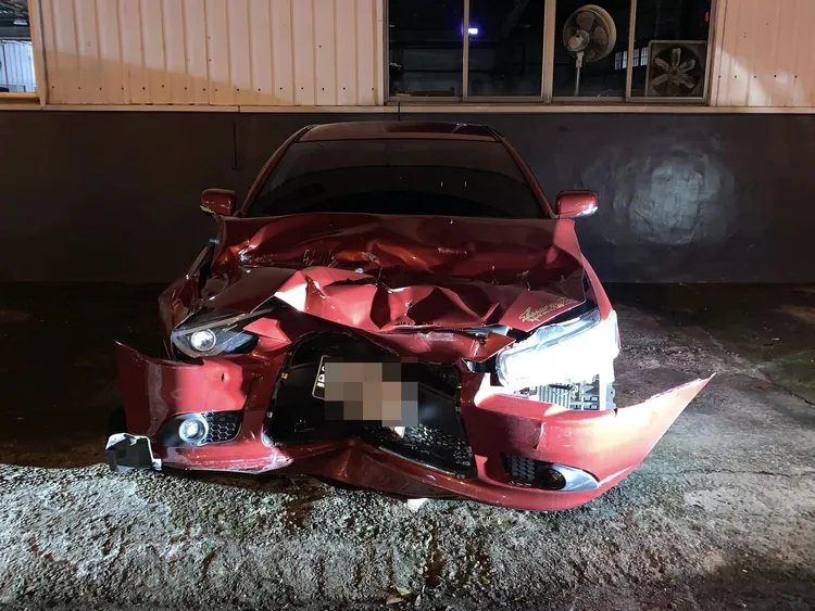 車撞卯安全氣曩竟一顆也沒爆，車主劫後餘生拍照PO網，兩派網友掀論戰。翻攝《爆料公社》社團