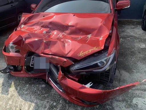 車撞成廢鐵「7顆安全氣囊一顆也沒爆」　車廠說法可信嗎？網友掀論戰