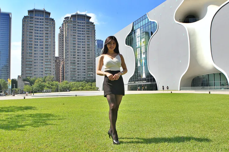 黑絲美腿加細肩深V裝直接給過。張喆喜攝