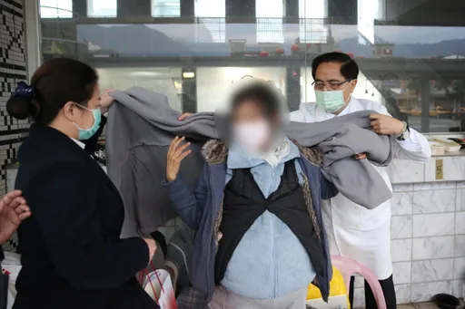 花蓮慈濟醫院街頭送暖 街友添暖衣直呼:揪甘心!