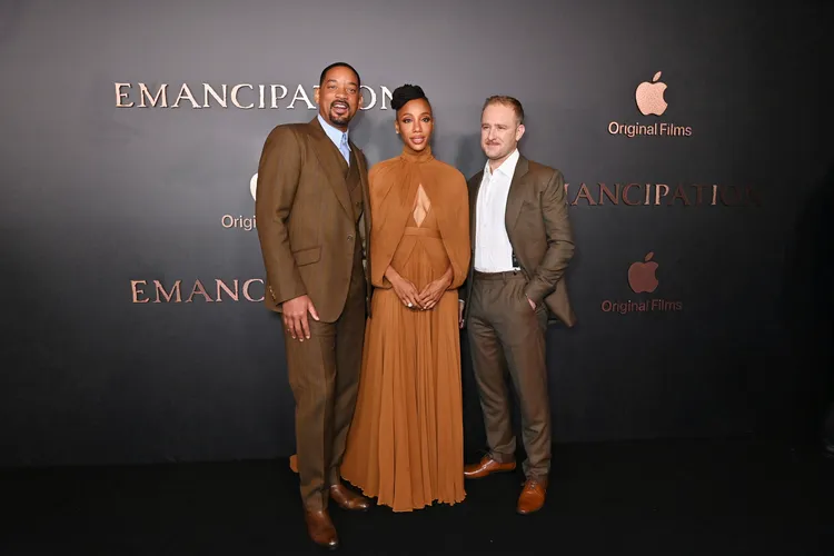 夏曼格賓瓦澤（中）和班佛斯特（右）和威爾史密斯合作愉快。Apple TV+提供