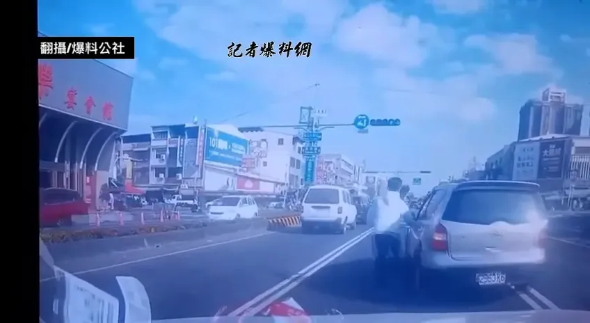 休旅車駕駛遺忘打P檔或拉手煞車,車跑了,他趕緊追上去。取自臉書爆料公社