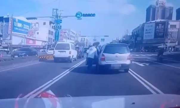 駕駛追到車子,急跳上車處置。取自爆料公社