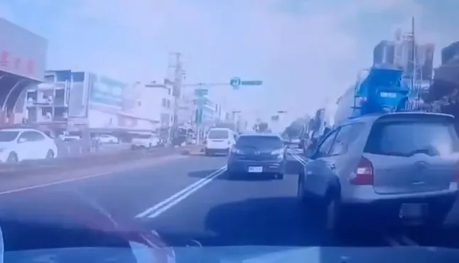 跨越雙白線往左切。取自爆料公社