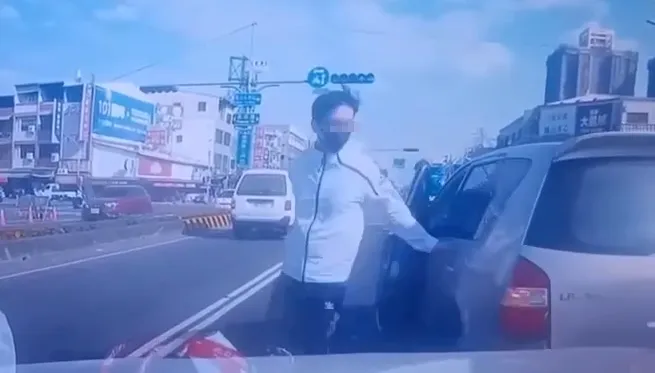 違規更換車道的駕駛氣噗噗衝下車。取自爆料公社